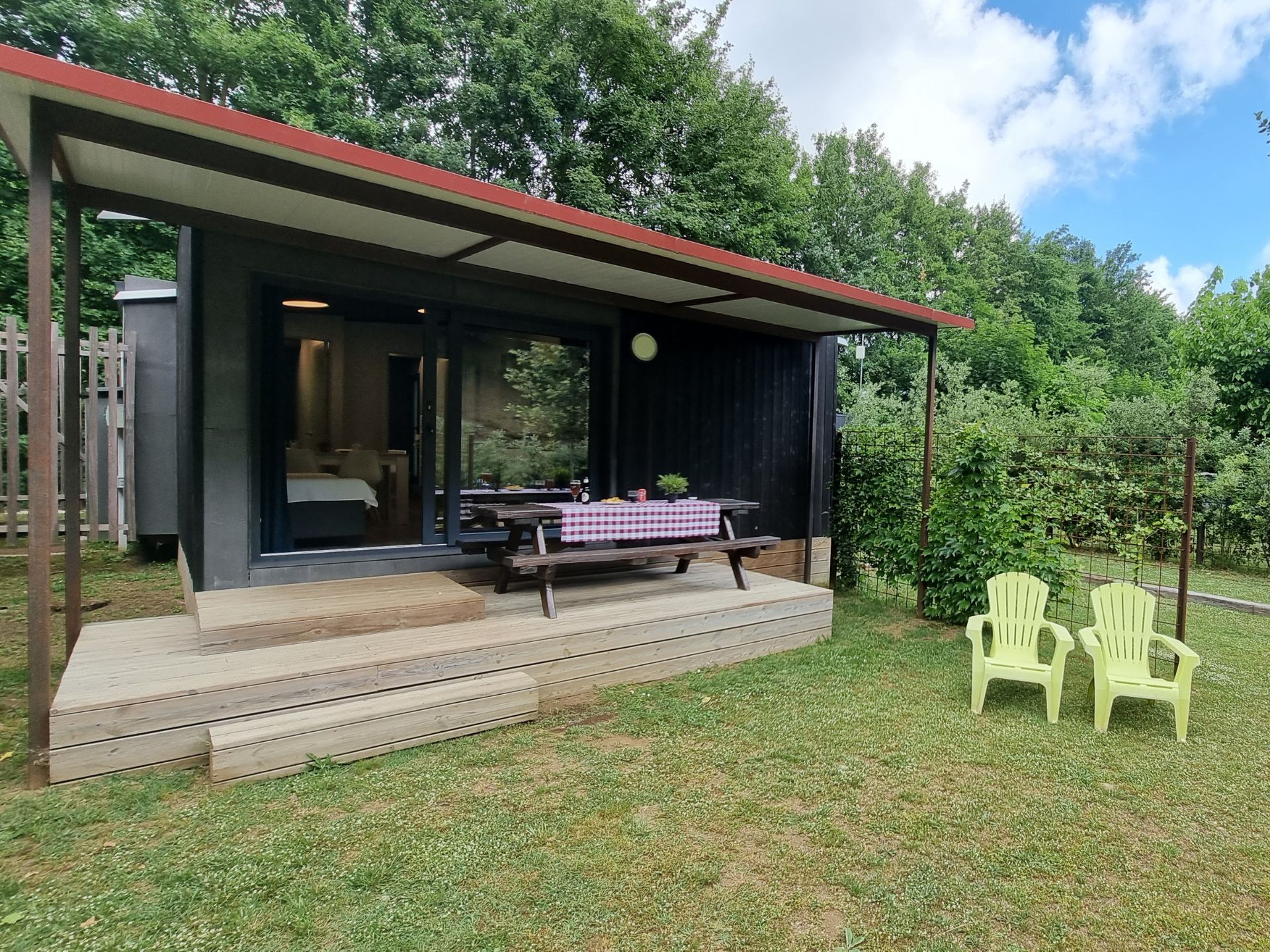 lodges-vista-exterior-camping-lava